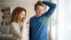 Perché l’odore corporeo cambia dopo i 45 anni e cosa puoi fare davvero